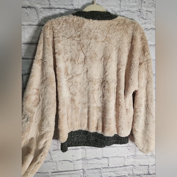 Ivy Jane size M faux fur sweatshirt. - Picture 2 of 4